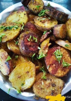 कच्चा केला और आलू का भुजिया (Kachhe kele aur aloo bhujiya) रेसिपी मुख्य फोटो