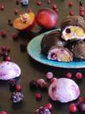 Frozen allo yogurt greco frutti di bosco e pesca ricoperto al cioccolato fondente