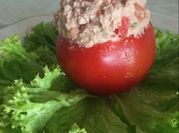 Una foto de tomates rellenos con pollo