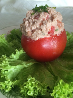 Una foto de Tomate relleno con pollo