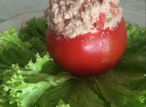 Una foto de Tomate relleno con pollo