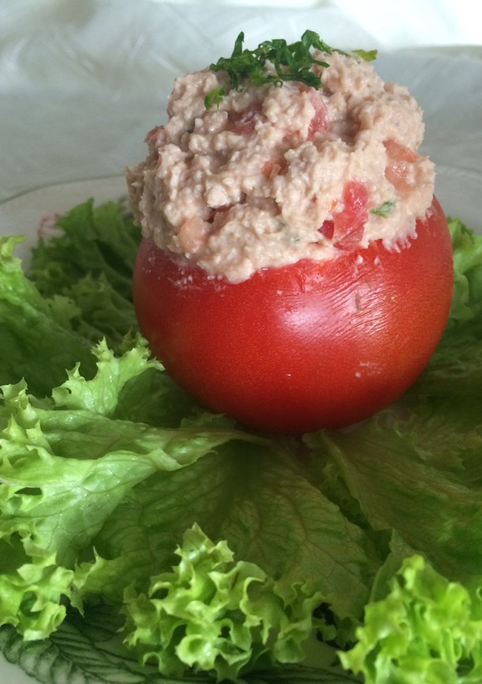 Una foto de Tomate relleno con pollo