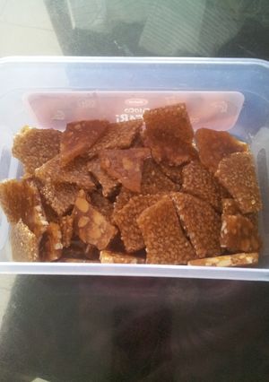 A picture of Till and dryfruit chikki.