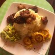 Arroz con choclo y mostaza, camarones apanados, ensalada de aguacate y patacón