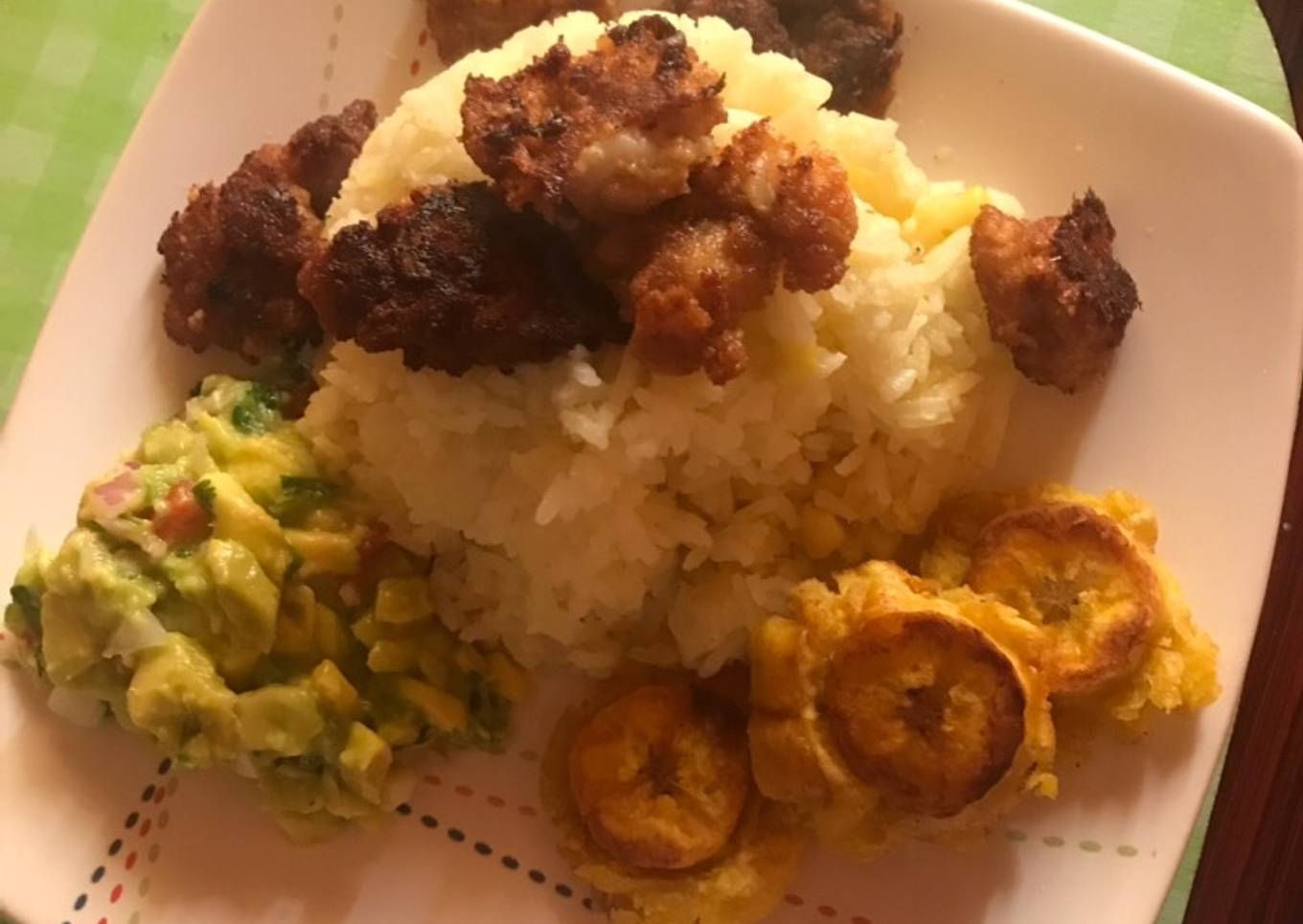 Arroz con choclo y mostaza, camarones apanados, ensalada de aguacate y patacón