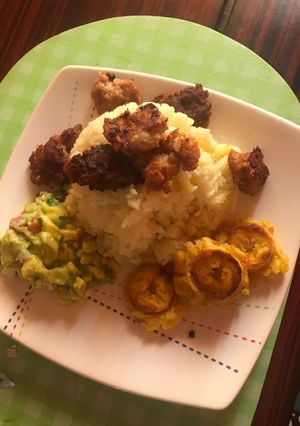 Una foto de Arroz con choclo y mostaza, camarones apanados, ensalada de aguacate y patacón