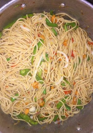 A picture of Spagetti with green pepper and carrots.