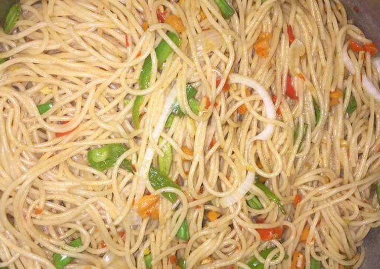 Spagetti with green pepper and carrots