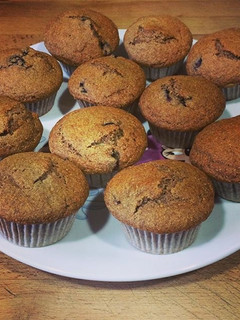 Una foto de Muffins de plátano y arándanos