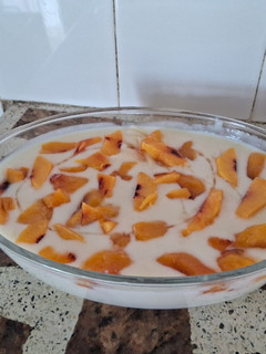 Una foto de Crema de maicena con duraznos