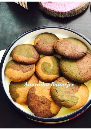A picture of Neapolitan Butter Cookies.