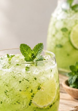 Una foto de Limonada de Menta Y Jengibre - Jugo de Limón. Para restaurantes