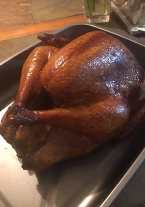 Una foto de Pavo con manzanas