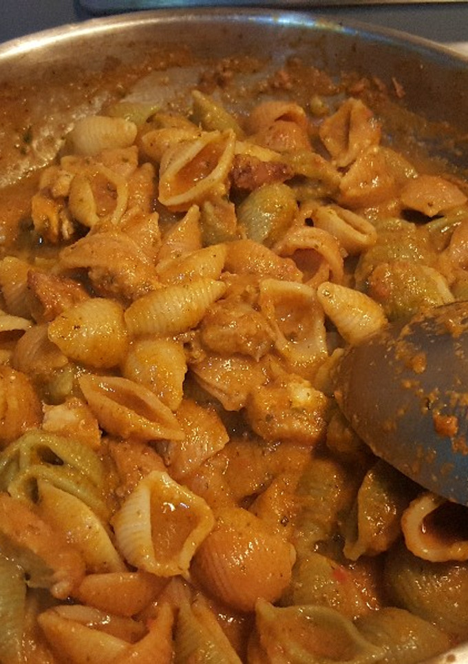 Una foto de Pasta a la pomodoro con pollo