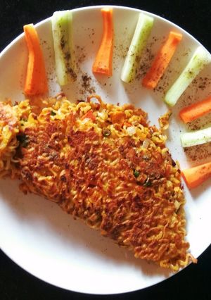 নুডলস ওমলেট(noodles omelette recipe in Bengali) রেসিপির প্রধান ছবি