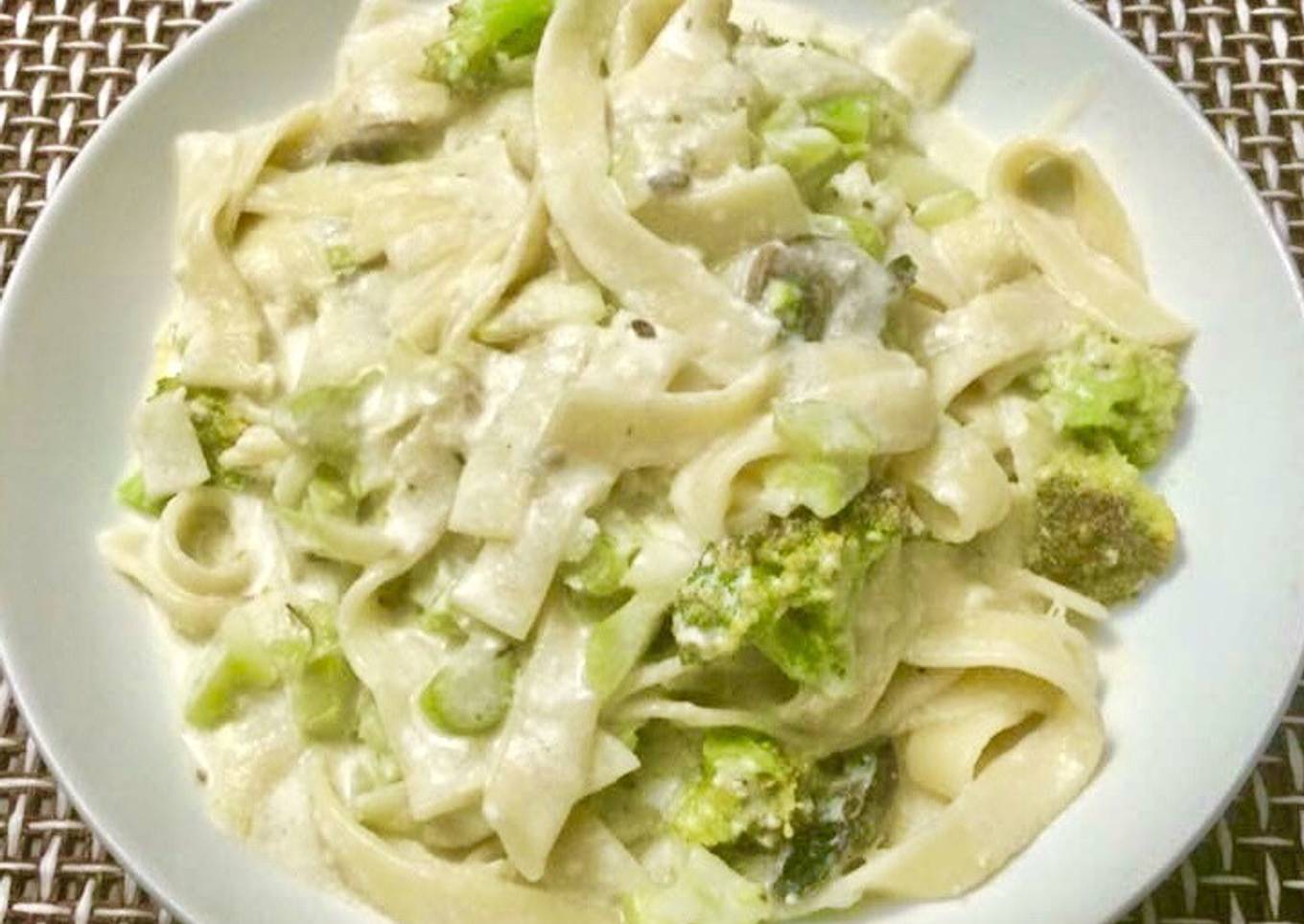 Fetuccini en Salsa Blanca de Brócoli