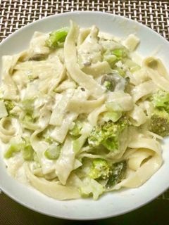 Una foto de Fetuccini en Salsa Blanca de Brócoli