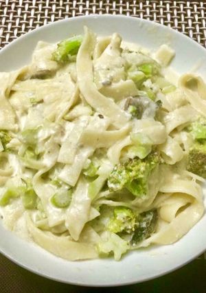 Una foto de Fetuccini en Salsa Blanca de Brócoli