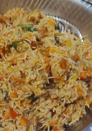 A picture of Carrot, tomato Thinai Samai, Varagu, kuthiraivali sewai (rice Millets).