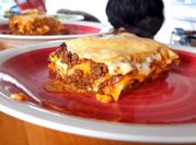 Una foto de lasaña queso cheddar