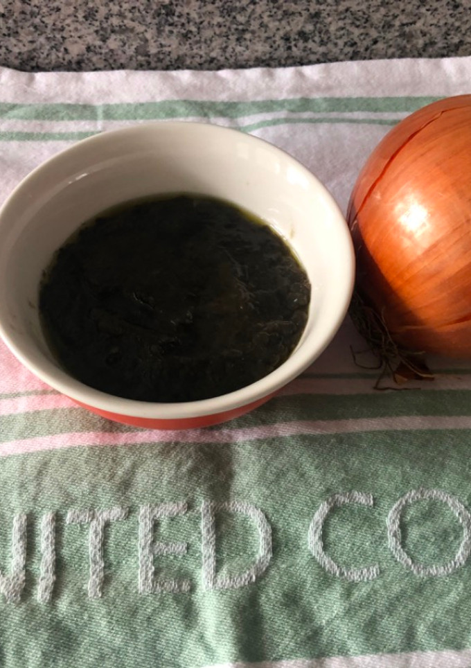 Una foto de Pasta de cebollas caramelizadas y vino