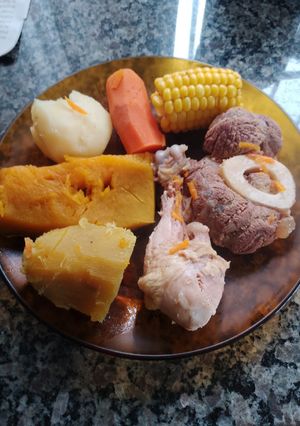 Una foto de Puchero de osobuco y pollo