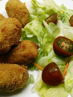 Una foto de Croquetas de pollo y salchicha