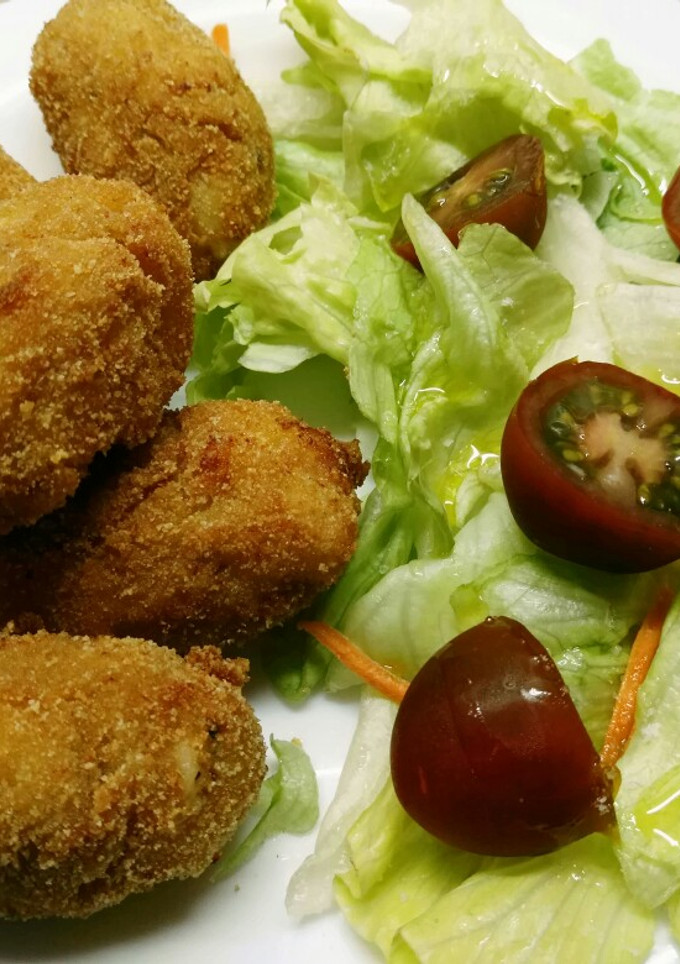 Una foto de Croquetas de pollo y salchicha