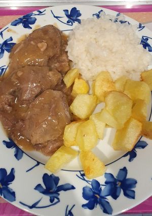 Una foto de Carrilleras de cerdo con salsa de nueces