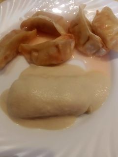 Una foto de Lomos de merluza con salsa de almendra y Gyozas de pollo