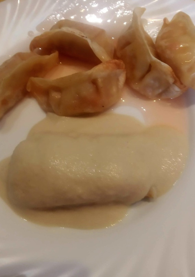 Una foto de Lomos de merluza con salsa de almendra y Gyozas de pollo