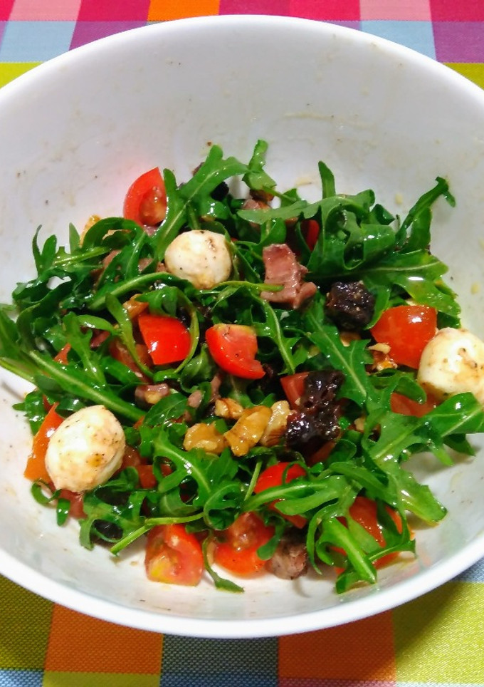 Una foto de Ensalada de rúcula, tomate y mozzarella