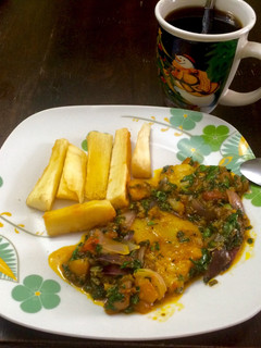 Una foto de Frito de Pescado en Salsa y Yuca frita