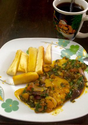 Una foto de Frito de Pescado en Salsa y Yuca frita