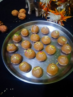 तिल मावा लड्डू (til mawa ladoo recipe in Hindi) रेसिपी मुख्य फोटो