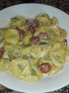 Una foto de XL Tortellinis con salchichas