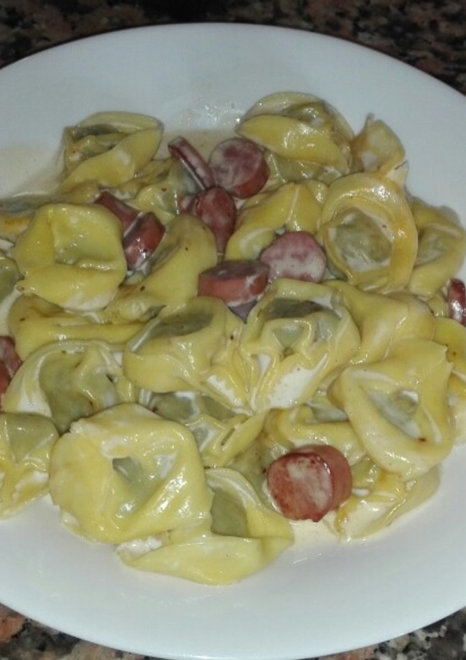 Una foto de XL Tortellinis con salchichas