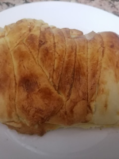 Una foto de Trenza de pollo, queso, jamón y pimiento