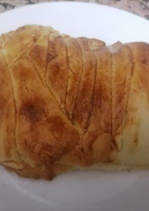 Una foto de Trenza de pollo, queso, jamón y pimiento