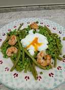 Judías verdes salteadas con gambas y huevo escalfado