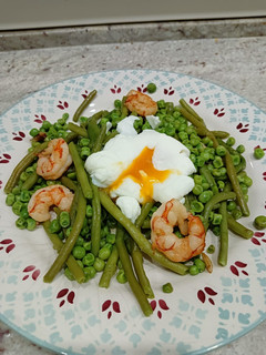 Una foto de Verduras salteadas con gambas y huevo poché