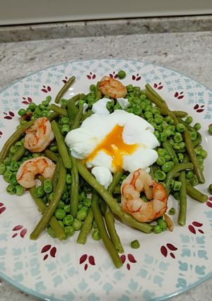 Una foto de Verduras salteadas con gambas y huevo poché
