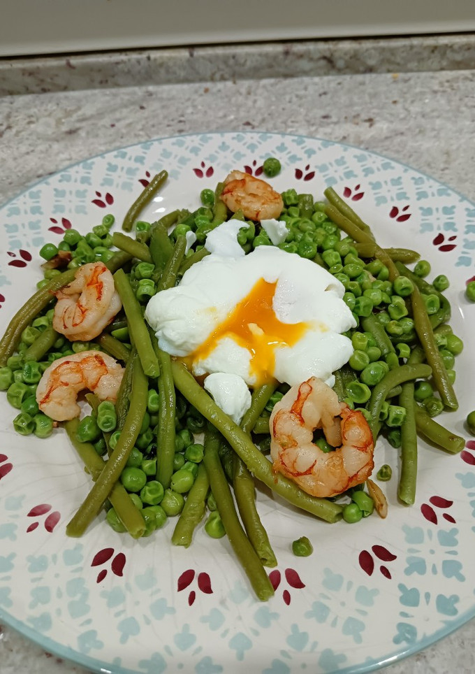 Una foto de Verduras salteadas con gambas y huevo poché