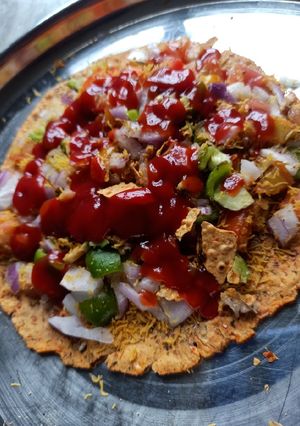 पापड़ पिज़्ज़ा(papad pizza recipe in hindi) रेसिपी मुख्य फोटो