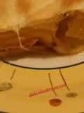 Strudel salato con prosciutto, formaggio e peperoni piccanti grigliati