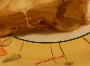 Foto di Strudel salato con prosciutto, formaggio e peperoni piccanti grigliati