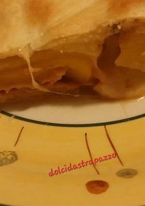 Foto di Strudel salato con prosciutto, formaggio e peperoni piccanti grigliati