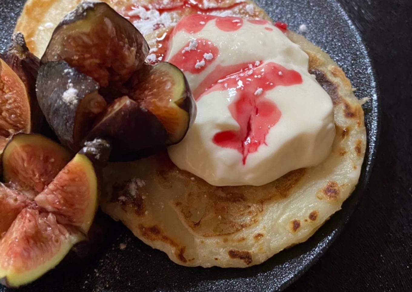 Greek mini pancake with figs and Greek yogurt with honey