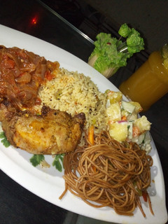 Ginger and pine apple drink, fried spaghetti and potatoe salad ainihin hoton girkin