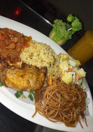 Ginger and pine apple drink, fried spaghetti and potatoe salad ainihin hoton girkin